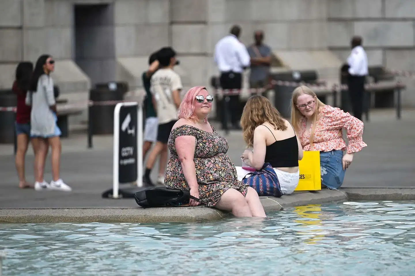 Temperaturer på helt op til 40 grader forventes i Storbritannien på mandag, hvilket får myndighederne i landet til at advare om, at de ekstreme temperaturer kan føre til sygdom og død selv hos raske.