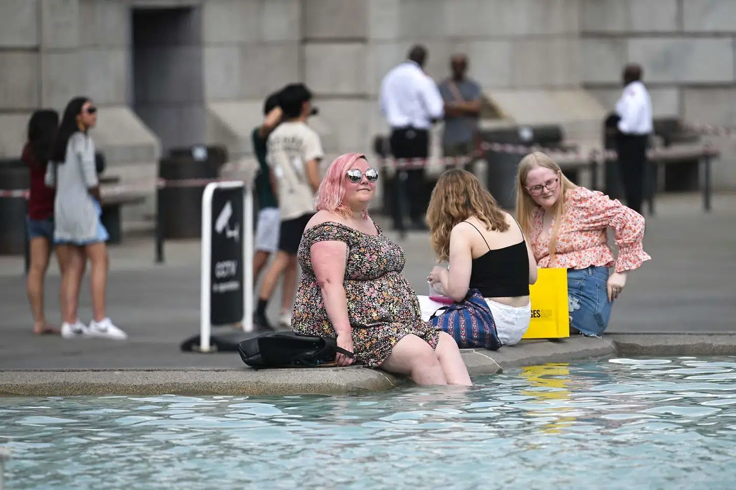Temperaturer på helt op til 40 grader forventes i Storbritannien på mandag, hvilket får myndighederne i landet til at advare om, at de ekstreme temperaturer kan føre til sygdom og død selv hos raske.