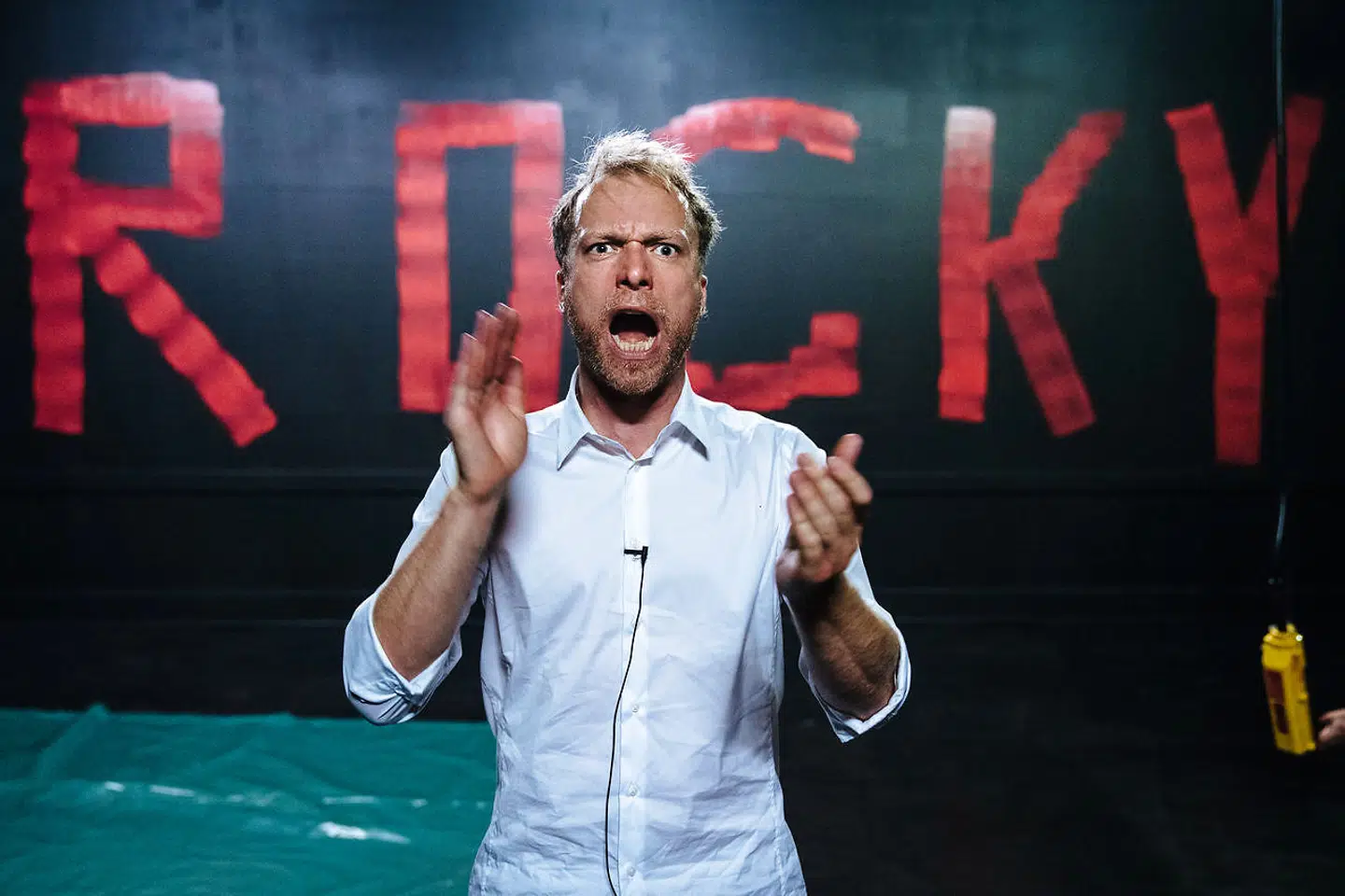 ROCKY! TABERENS GENKOMST Vi elsker dem. Taberne der rejser sig og mod alle odds sejrer over deres eget mindreværd, den sociale arv og deres helt urimelige taberliv. Men hvad hvis det er os andre, vores værdier og eksistens, der skal besejres? Hvis det er os, der ender som taberne? ROCKY! er Tue Bierings livtag med den ikoniske figur vi elsker og kender så godt. Men gør vi nu også det?