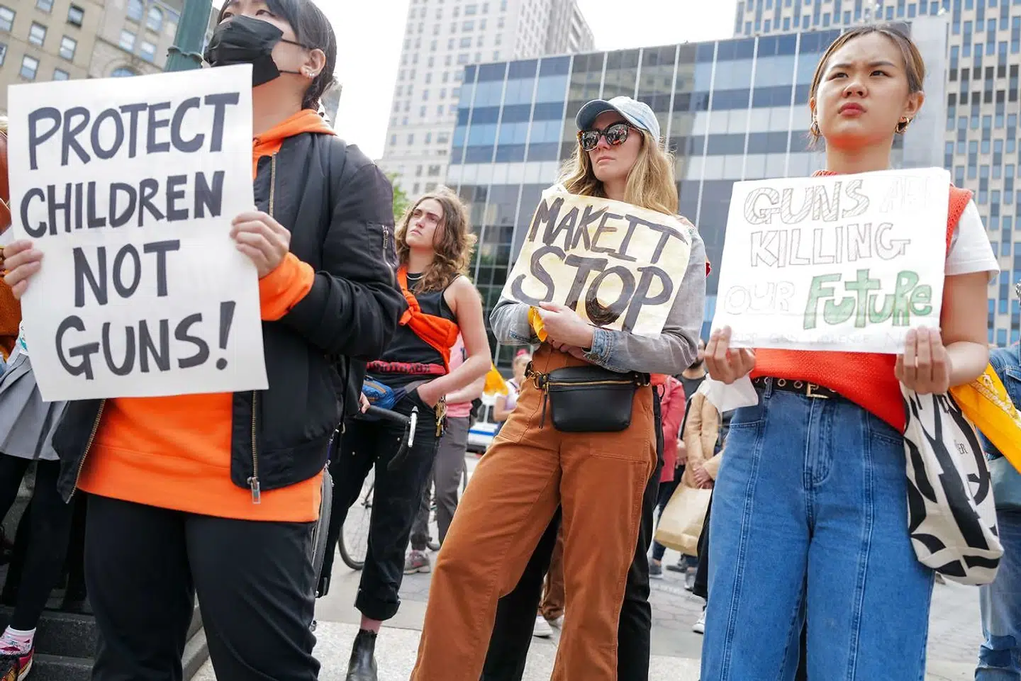 I USA er det svært at lovgive om købet af våben, og endnu sværere at lovgive at tage våben fra folk. Ikke desto mindre er det en debat der endnu en gang er blevet uhyggeligt aktuel, i kølvandet på et af de mest blodige skoleskyderier i nyere Amerikansk historie som har efterladt 19 børn og adskillige lærere døde.