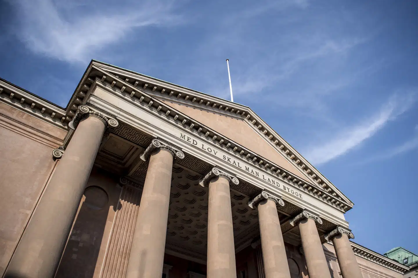 Ny undersøgelse foretaget af Voxmeter for Ritzau spørger blandt andet: "I hvilket omfang har du generelt tillid eller mistillid til samfundets institutioner som fx det politiske system, retssystemet og den offentlige administration?". (Arkivfoto).