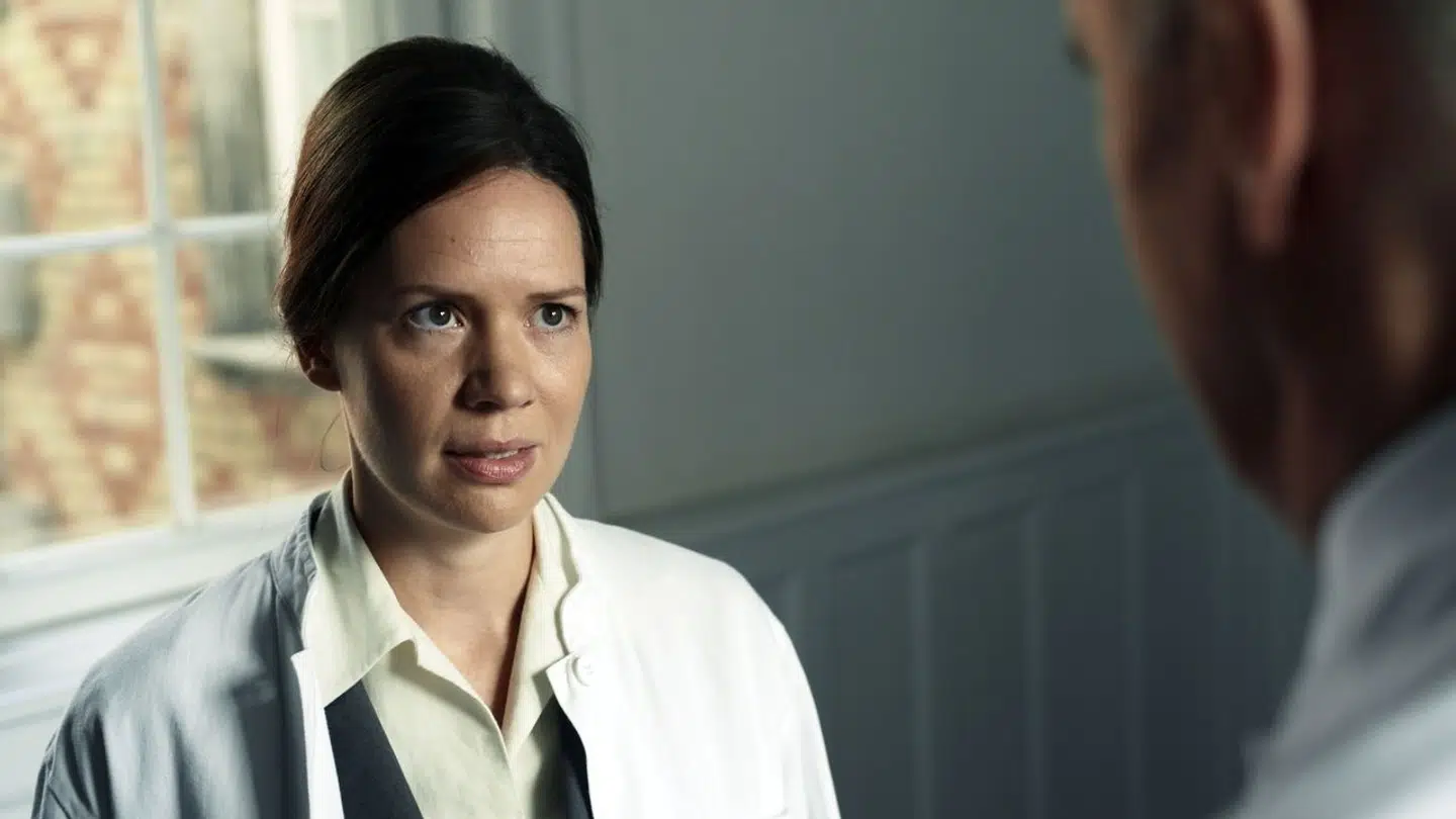 Amalie Dollerup som den assisterende læge Ketty Kjærbye Kristensen.