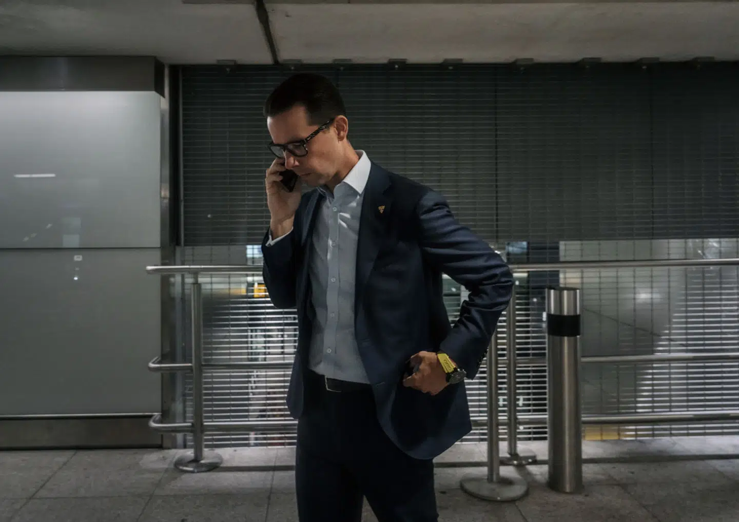 Jacob Aarup-Andersen bruger de fleste ledige øjeblikke på turen til at tjekke mails og tale telefon.