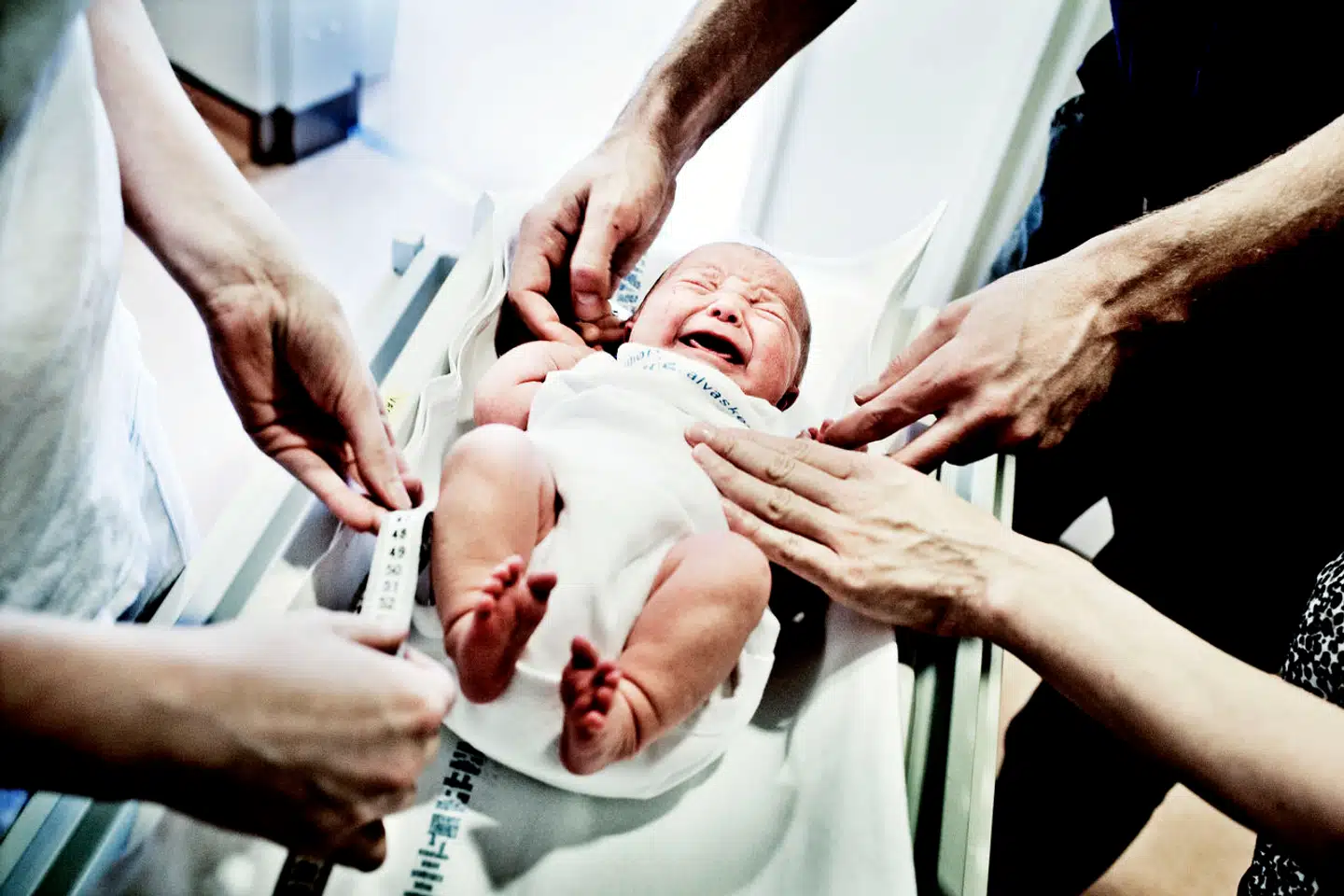 »I Danmark kan kvinden formelt vælge mellem fire fødesteder. Default er den nærmeste fødeafdeling. Men man kan også nogle steder vælge at føde på en jordemoderklinik, der ligger på samme sygehus,« skriver Jes Søgaard.