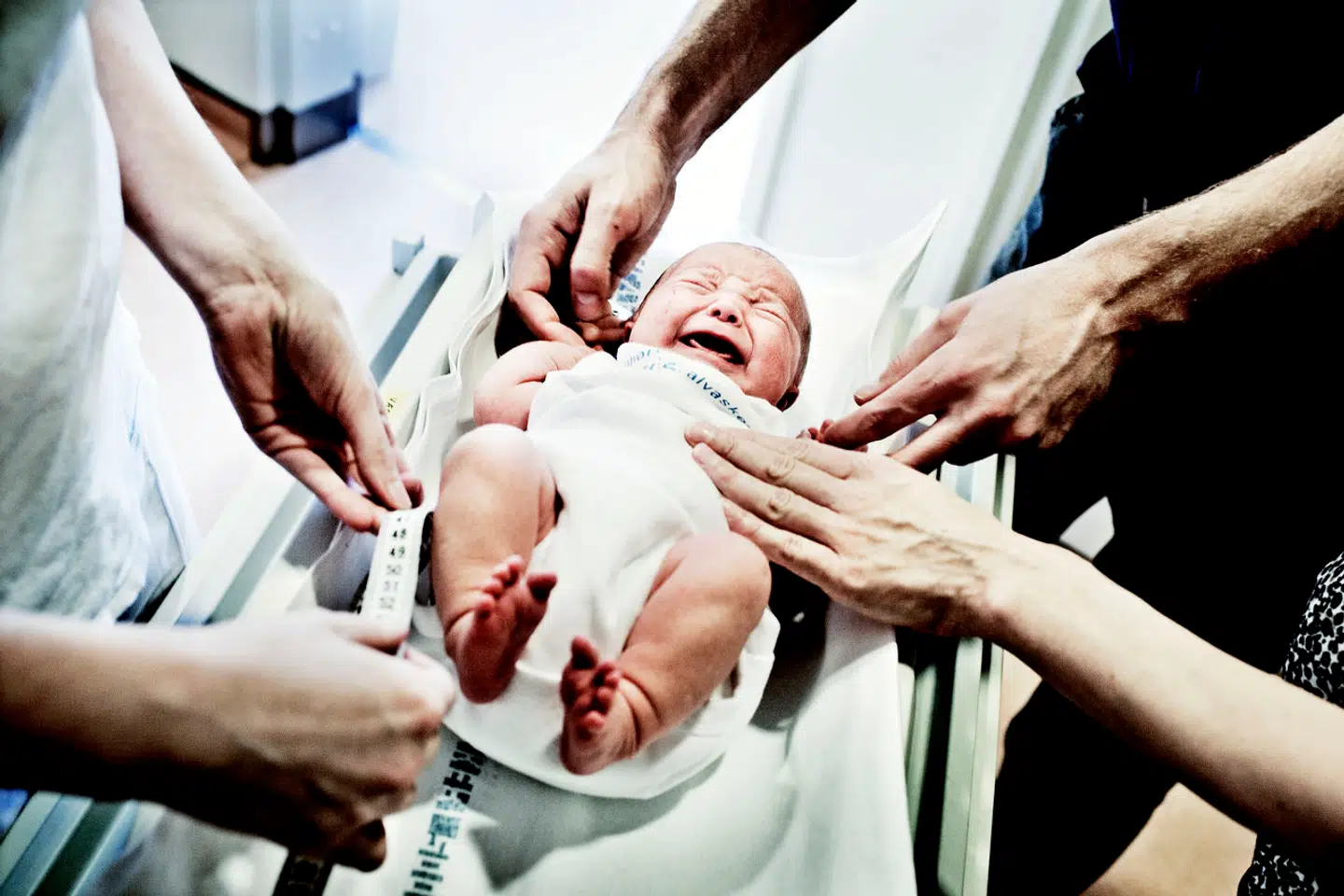 »I Danmark kan kvinden formelt vælge mellem fire fødesteder. Default er den nærmeste fødeafdeling. Men man kan også nogle steder vælge at føde på en jordemoderklinik, der ligger på samme sygehus,« skriver Jes Søgaard.