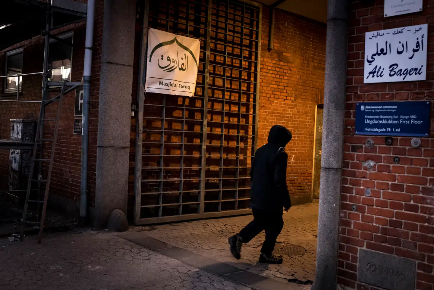 På Heimdalsgade 39 i København ligger Masjid al-Faruq, landets eneste Hizb ut-Tahrir-moské. Det er en af Danmarks mest kontroversielle moskeer. Blandt andet på grund af imamen Monzer Abdullah.