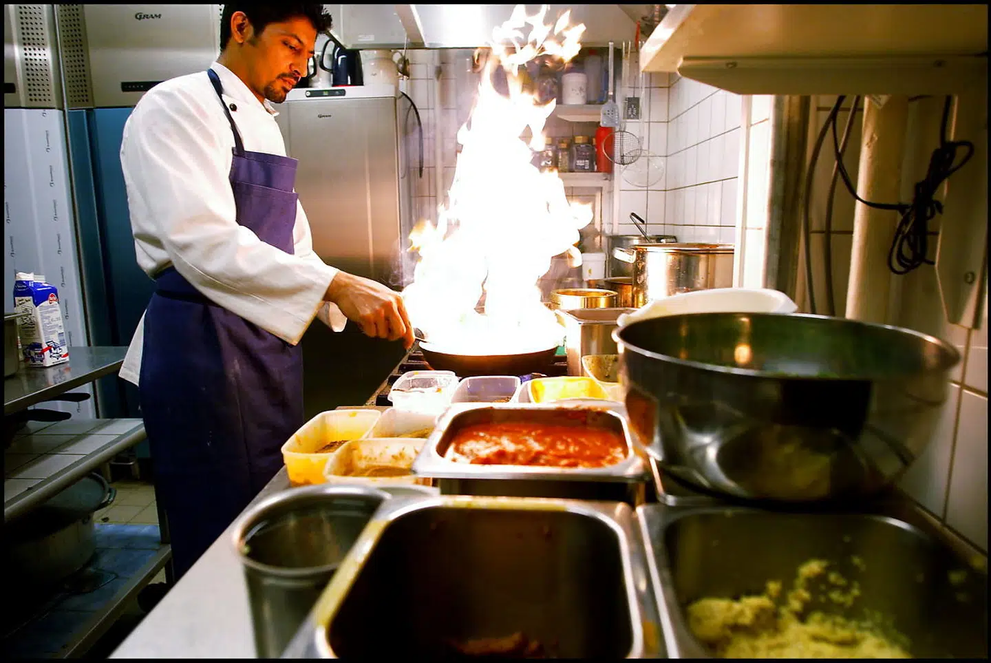 »Systemet lukker øjnene for et erhverv, som har skabt masser af vækst her i landet og givet variation og kulør inden for både mad og kultur – og som stadig har et kæmpe potentiale for at skabe og give mere,« skriver Amer Suleman. Her ses køkkenet på den indiske restaurant Bindia på Østerbro (arkiv).