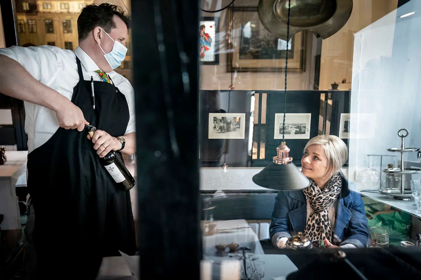 Barer, restauranter og cafeer skal på nuværende tidspunkt holde lukket fra klokken 23 til 05, og de må ikke servere alkohol efter klokken 22.