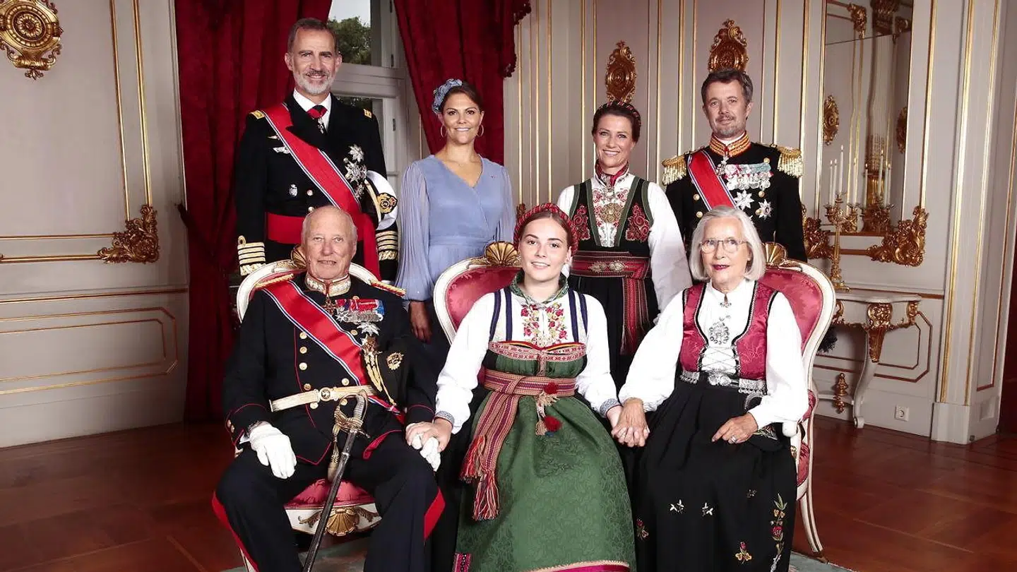 Her ses konfirmanden med sine gudfædre, sin farfar, Kong Harald, samt sin mormor Marit Tjessen. Gudfædrene er bagerst fra venste; Kong Felipe af Spanien, kronprinsesse Victoria af Sverige, prinsesse Martha Louise - konfirmandens faster - samt kronprins Frederik af Danmark sant