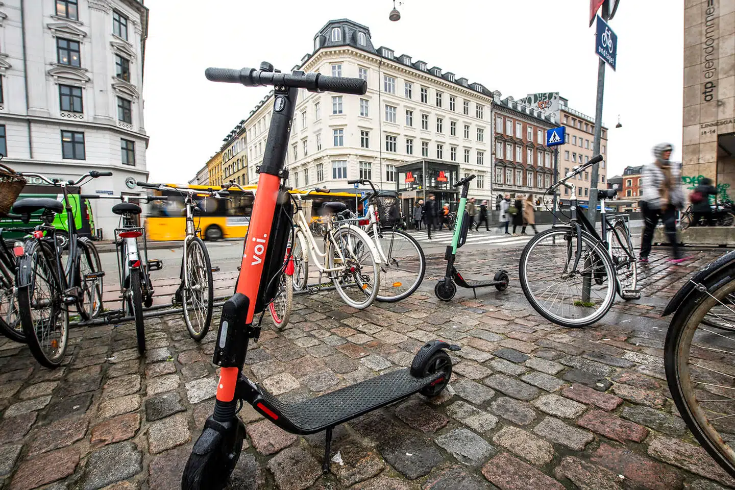 Københavnerne skal vænne sig til det elektriske løbehjul, ligesom forrige generationer vænnede sig til biler og hestevogne, siger vicedirektøren i Voi, Europas største udbyder af elløbehjul.