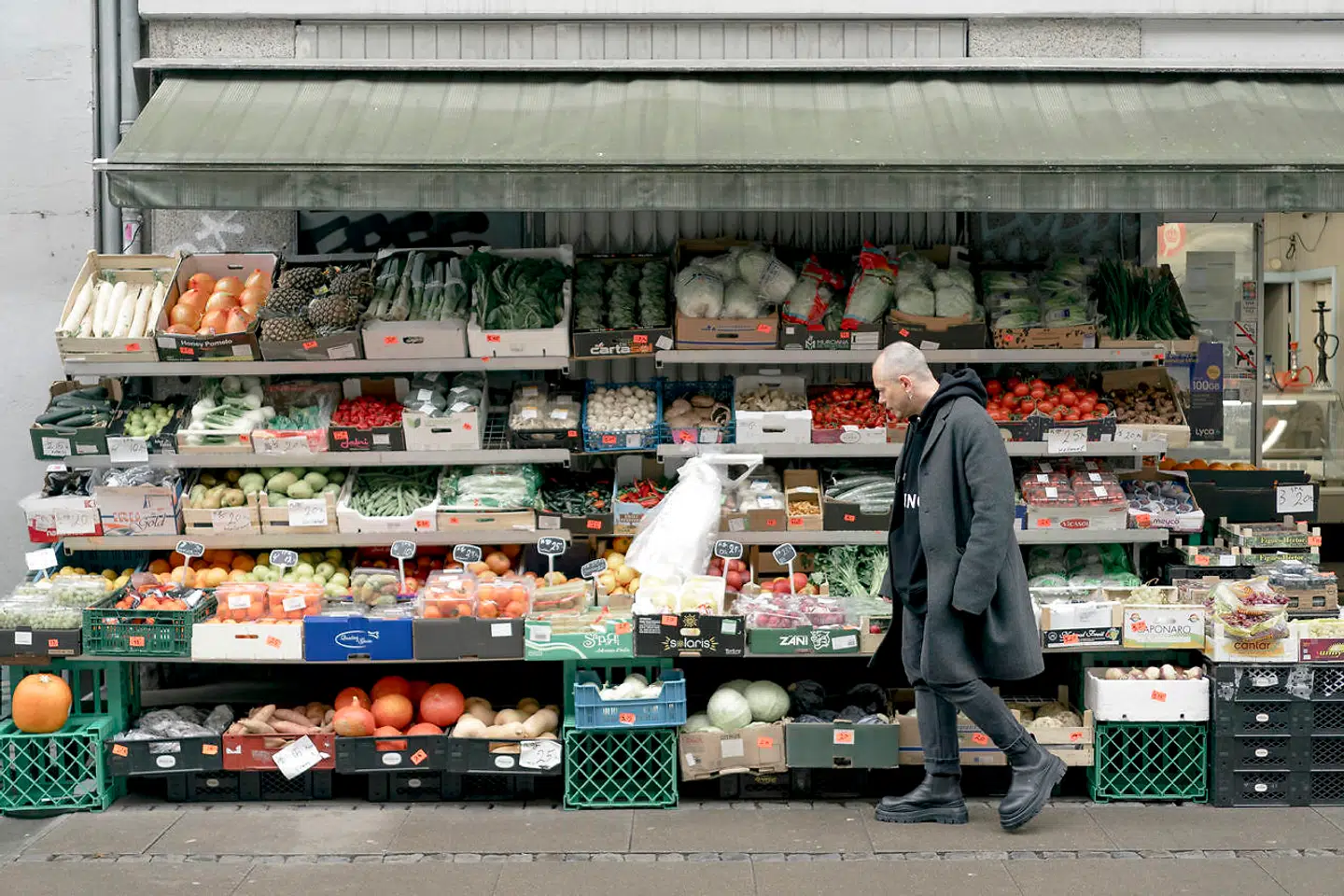 »Jeg ved faktisk ikke, hvad den hedder, men den har ligget her i al den tid, jeg har boet på Vesterbro. Ejeren er tilmed den samme,« siger Uffe Buchard om sin gamle nabo, grønthandleren i Istedgade. Her handler han stadig.