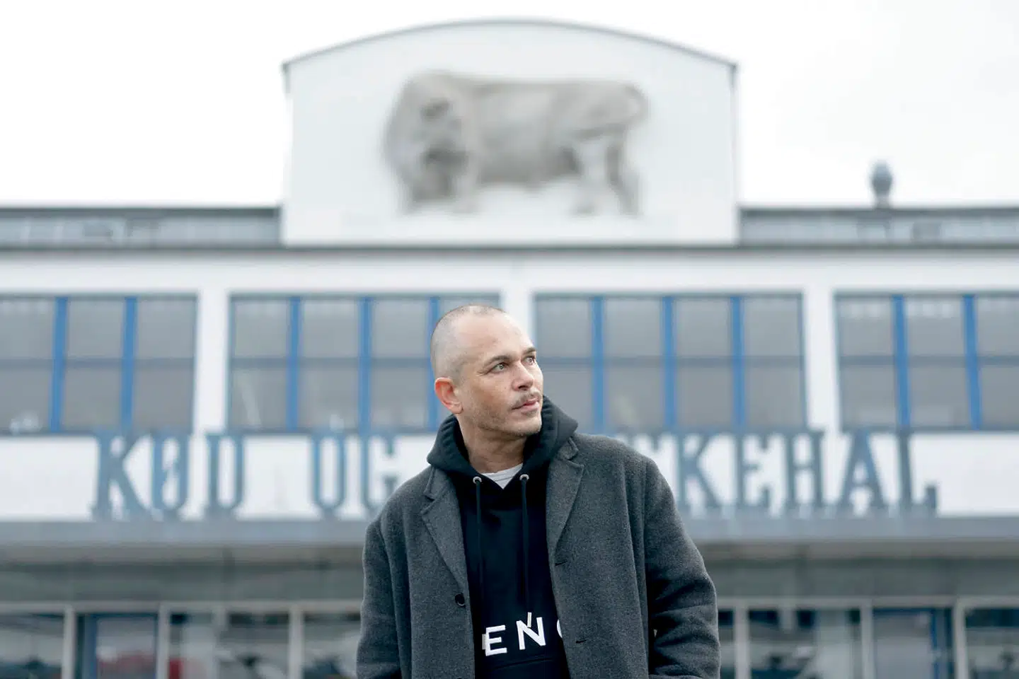 Når modeekspert Uffe Buchard har bosat sig på Halmtorvet ved Kødbyen, handler det også om, at han har brug for en kontrast til sin arbejde, der kredser om skønhed. Her er både gourmetmad og fixerum.