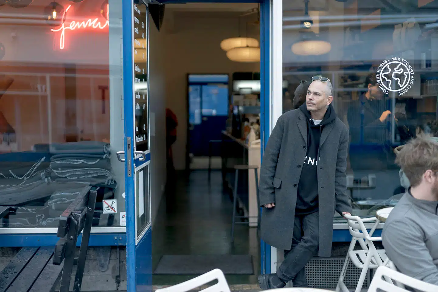 Uffe Buchard deler baggård med Prolog Coffee Bar, som er et af hans stamsteder i Kødbyen. Udover kaffen er han vild med den tilfældige sammensætning af møbler uden for.