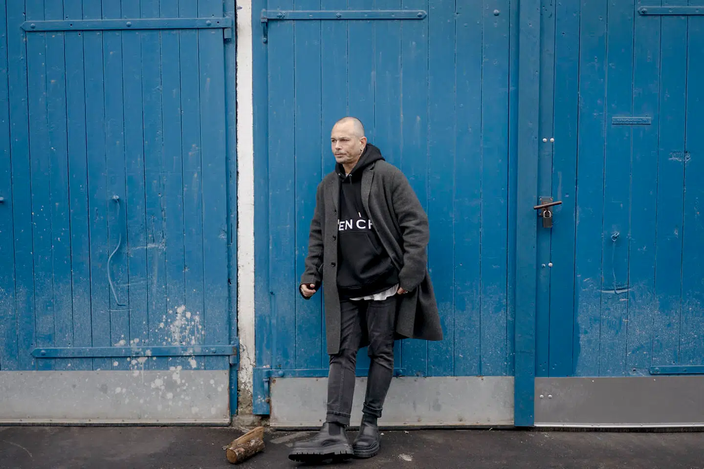 Der er kommet mange pengestærke københavnere til Vesterbro, men her er stadig højt til loftet, mener Uffe Buchard.»Hver gang, der flytter nogen ind, som er lidt for Louis Vuitton, må vi andre blive mere boheme,« siger han.