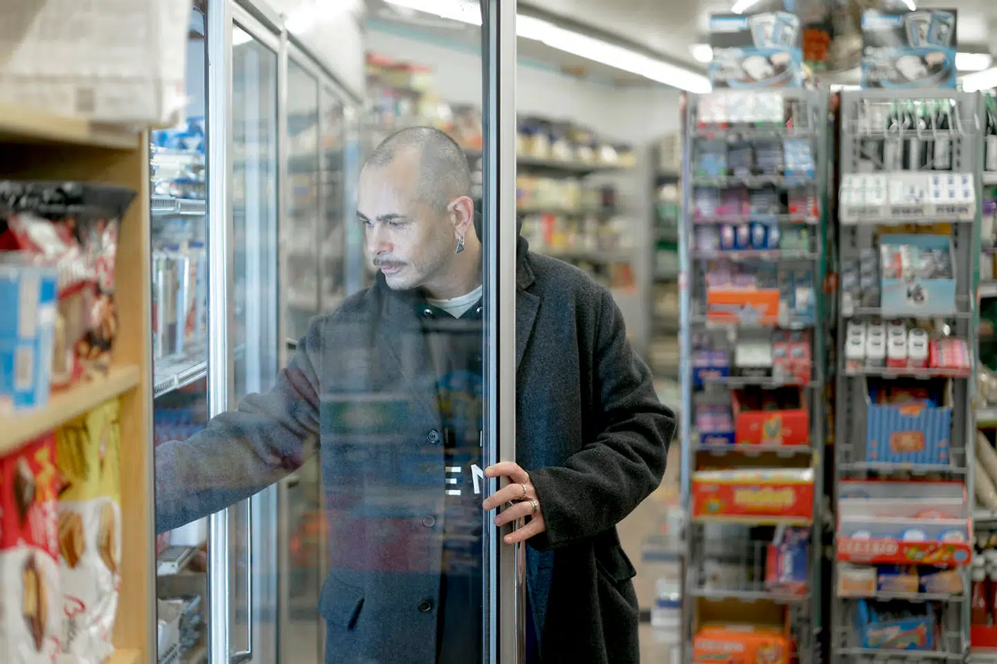 Istedgade er blevet lidt af et livsstilsmekka med god mad, kaffe og designbutikker, men der findes stadig flere af de gamle kendinge – som grønthandleren og kiosken her.