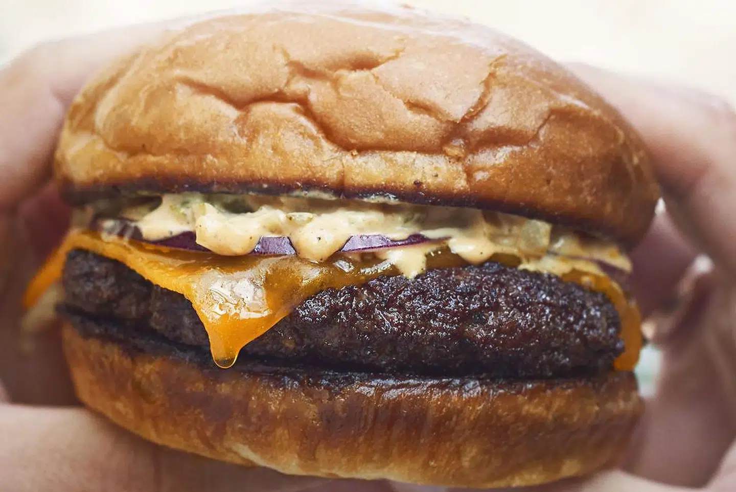 Efter første coronanedlukning genåbnede Noma som burgerbar, og det trak køer, hvor folk stod i op til flere timer for at få fingrene i de saftige cheeseburgere.