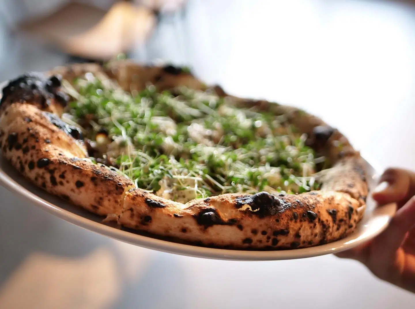 I Carlsbergbyen bliver der slynget lækre pizzaer over disken på restaurant Surt.