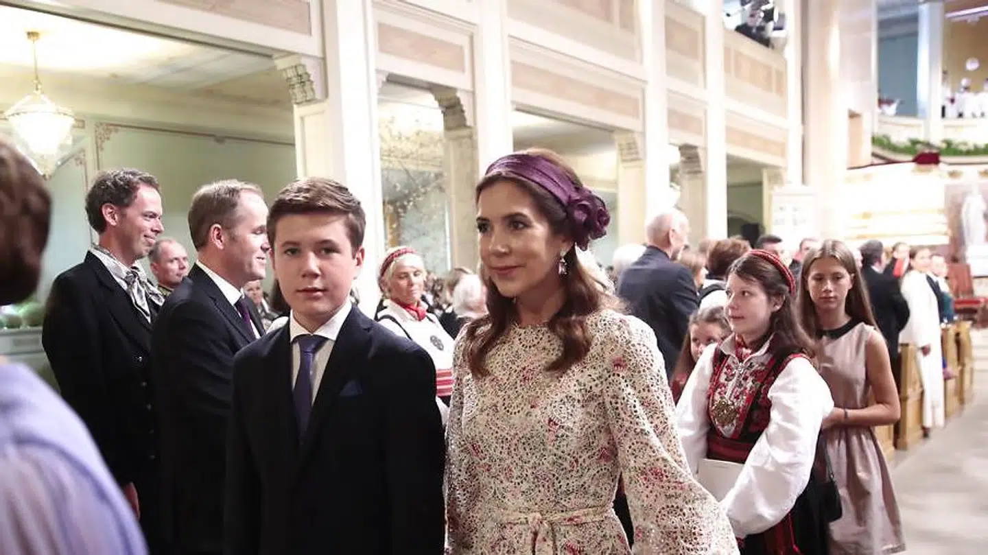 Prins Christian deltager lørdag i den norske prinsesse Ingrid Alexanders konfirmation sammen med sine forældre kronprinsparret. Her ses han i kirken med sin mor i kirken.