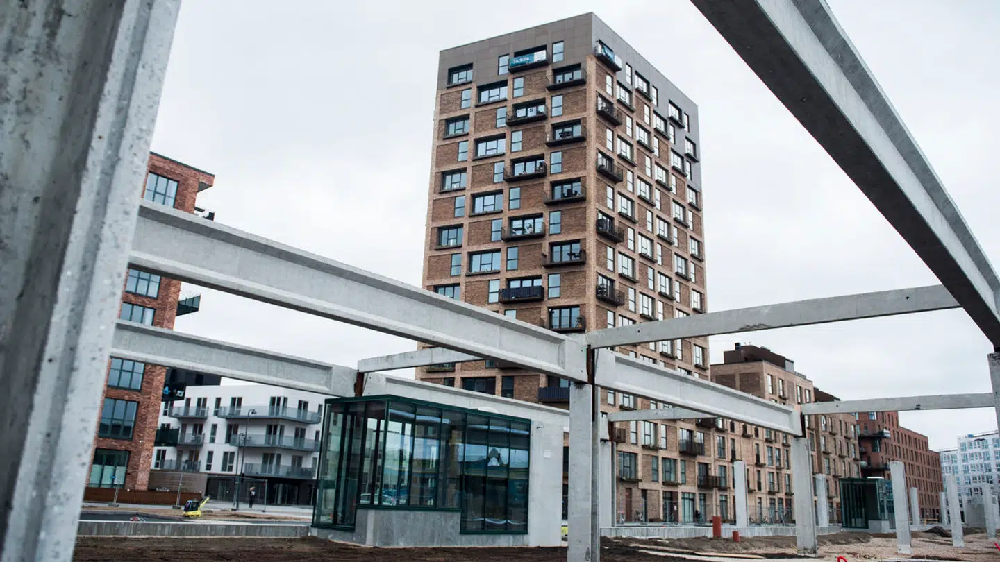 Gamle betonsøjler og -bjælker fra Grønttorvet er blevet renset og bliver stillet op i den nye Grønttorvspark for at minde fremtidige beboere om, at området en gang var et erhvervsområde. Under Parken er der indrettet parkeringskælder.