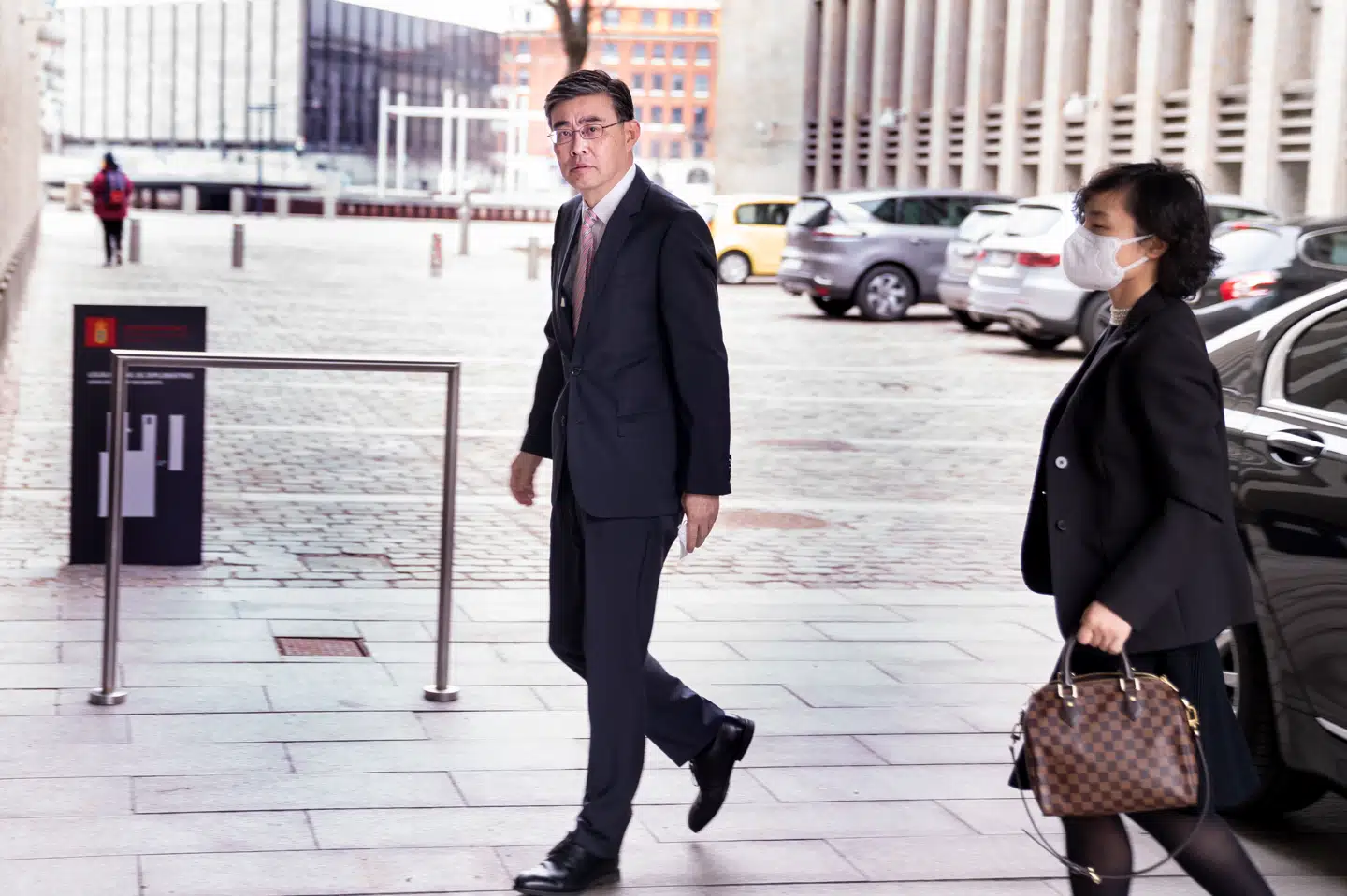 Kinas ambassadør i Danmark, Feng Tie, ankommer her til Udenrigsministeriet, hvor han er blevet kaldt til samtale, efter at Kina har indført omfattende sanktioner mod EU.