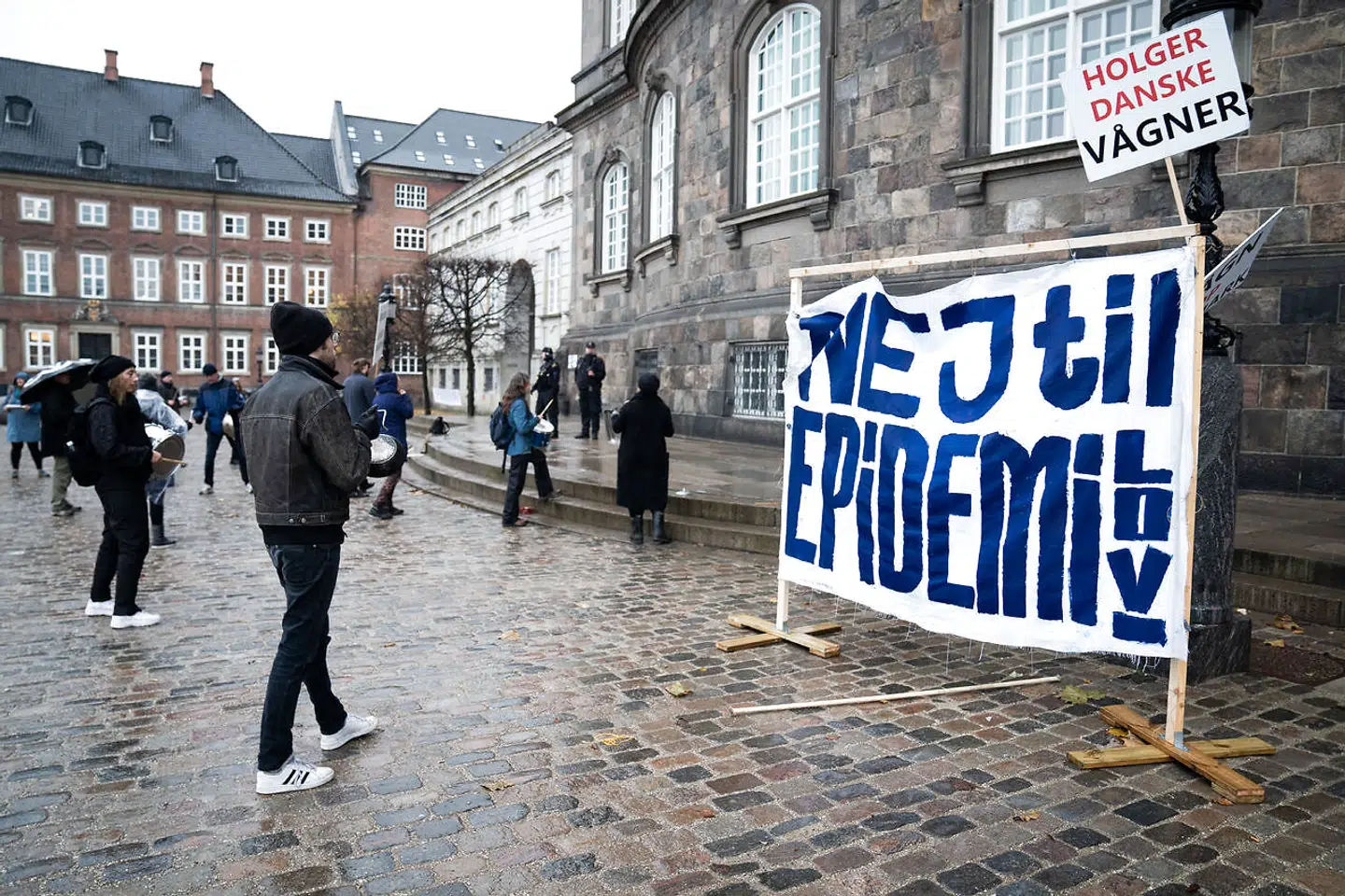 Epidemiloven har lige siden ændringen 12. marts 2020 vakt stor debat og flere demonstrationer som her foran Christiansborg i november. Opmærksomheden har oftest været rettet mod de magtbeføjelser, som sundhedsministeren blev tildelt, men lovens omstridte paragraf 27 er i højere grad fløjet under radaren.