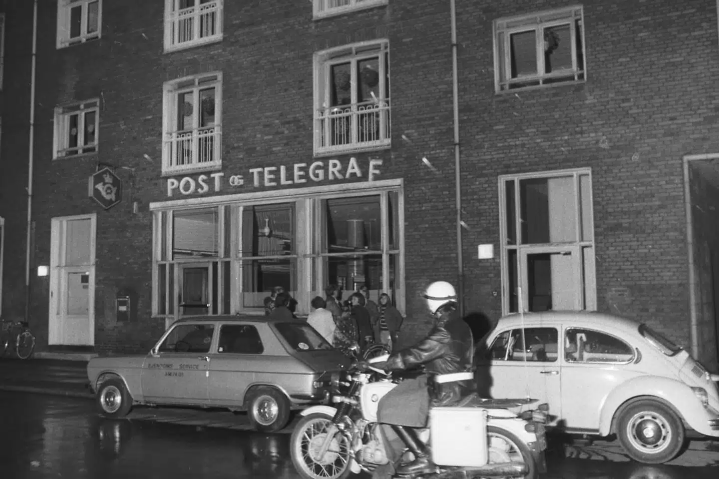 I den nye historiebog er Blekingegadebanden slet ikke nævnt. Men banden var et afgørende vigtigt kapitel af danmarkshistorien. 2. september 1976 blev to kvindelige postfunktionærer overfaldet ved bagindgangen til postkontoret i Lyrskovgade, nabo til det daværende Folkets Hus på Vesterbro. Kvinderne havde netop slået posthusets tyverialarm til, da to mænd sprang ud fra bagrummet af et folkevognsrugbrød, der stod i gården. Begge røvere var iklædt sort tøj og elefanthuer. Uden et ord affyrede mændene deres gaspistoler i ansigterne på de to kvinder og rev deres pengekassetter med 550.000 kroner ud af hænderne på dem. Banden udførte sin terror for den palæstinensiske terrorgruppe PFLP.