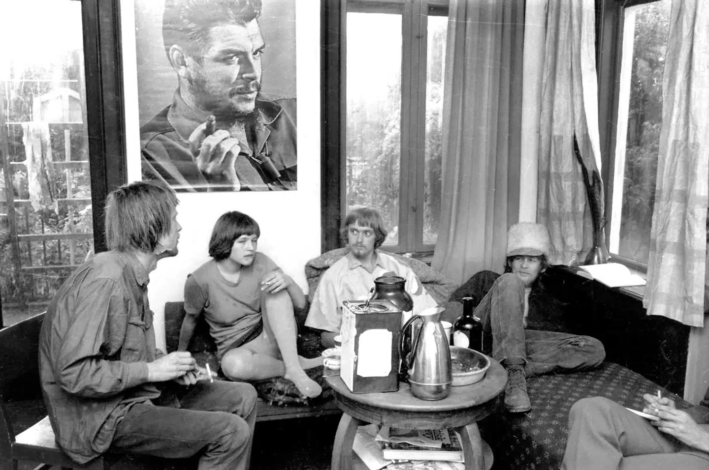 Ungdomsoprør, hippier og kollektiver var tidens trend. Her fra kollektivet Maos Lyst med Che Guevara i 1968. Og de mente hyldesten til massemorderen Mao alvorligt. Men det står der ikke rigtigt noget om i den nye danmarkshistorie.