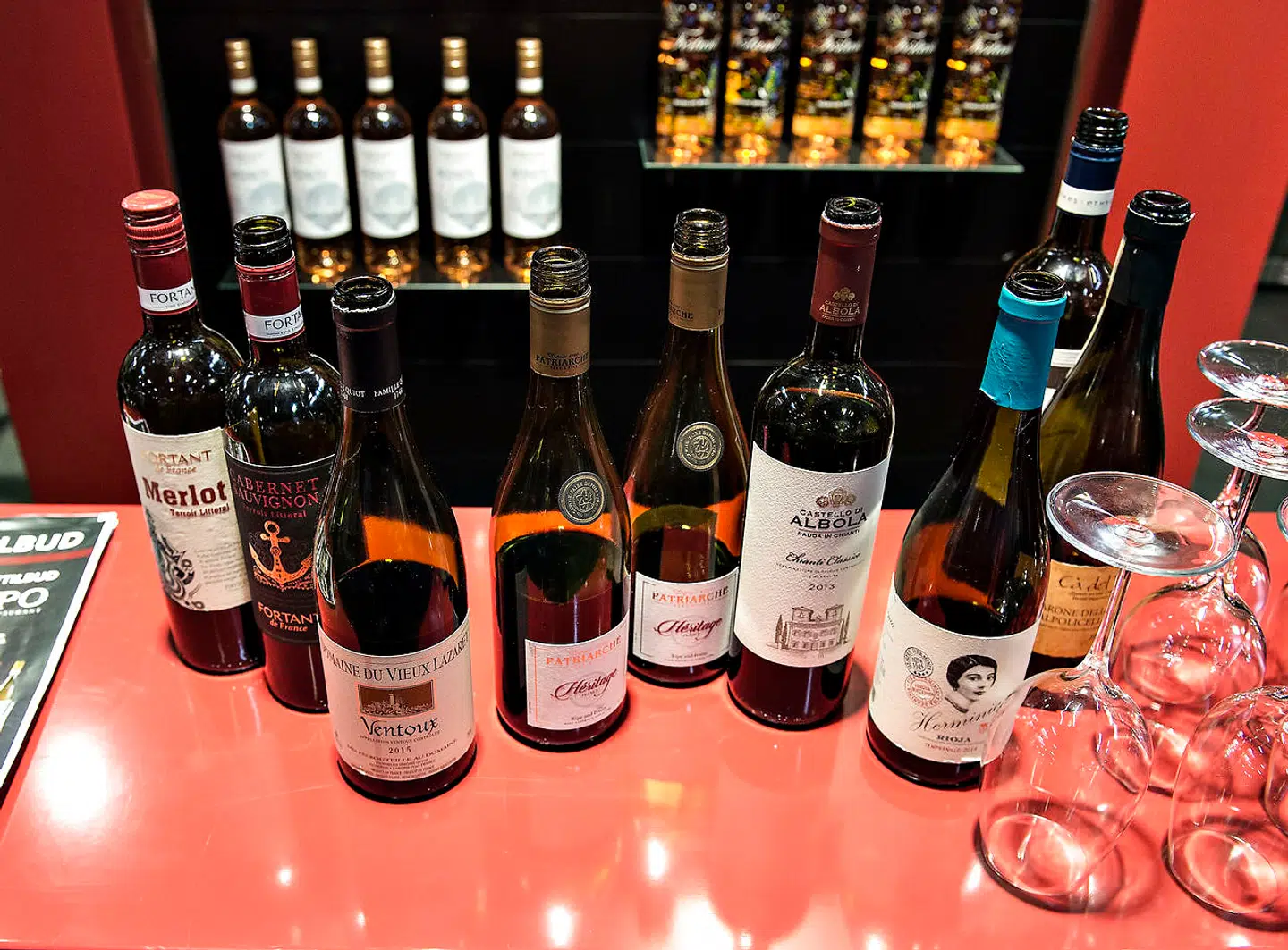 »Det er en generel tendens fra marts sidste år, at folk køber noget lidt bedre med hjem,« lyder det fra detailgiganten Coop.