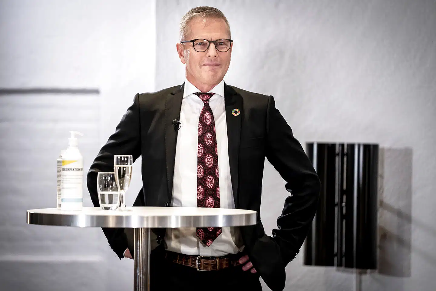 Udviklingsminister Flemming Møller Mortensen (S) bliver mødt af kritik for ikke at ville garantere, at overskydende vacciner doneres til fattige lande.