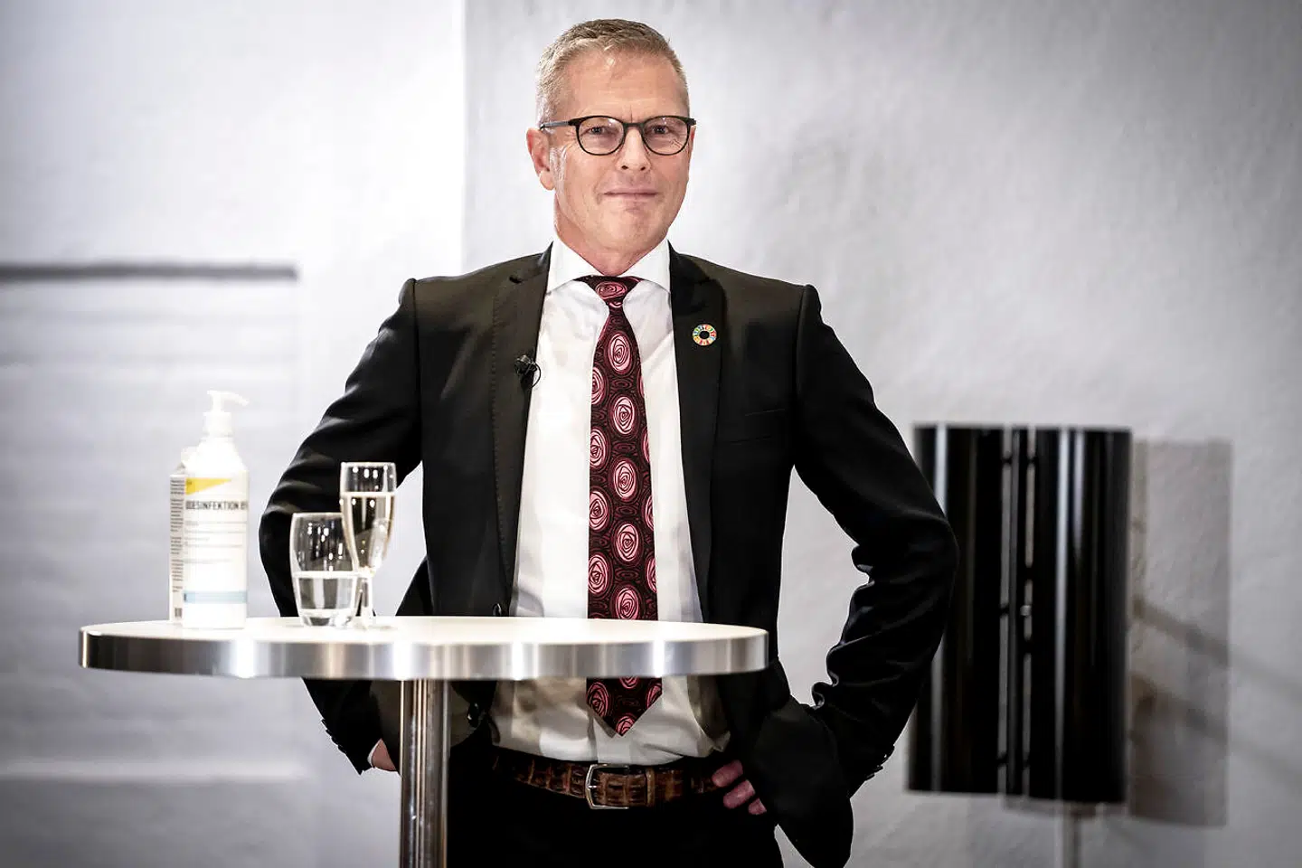 Udviklingsminister Flemming Møller Mortensen (S) bliver mødt af kritik for ikke at ville garantere, at overskydende vacciner doneres til fattige lande.