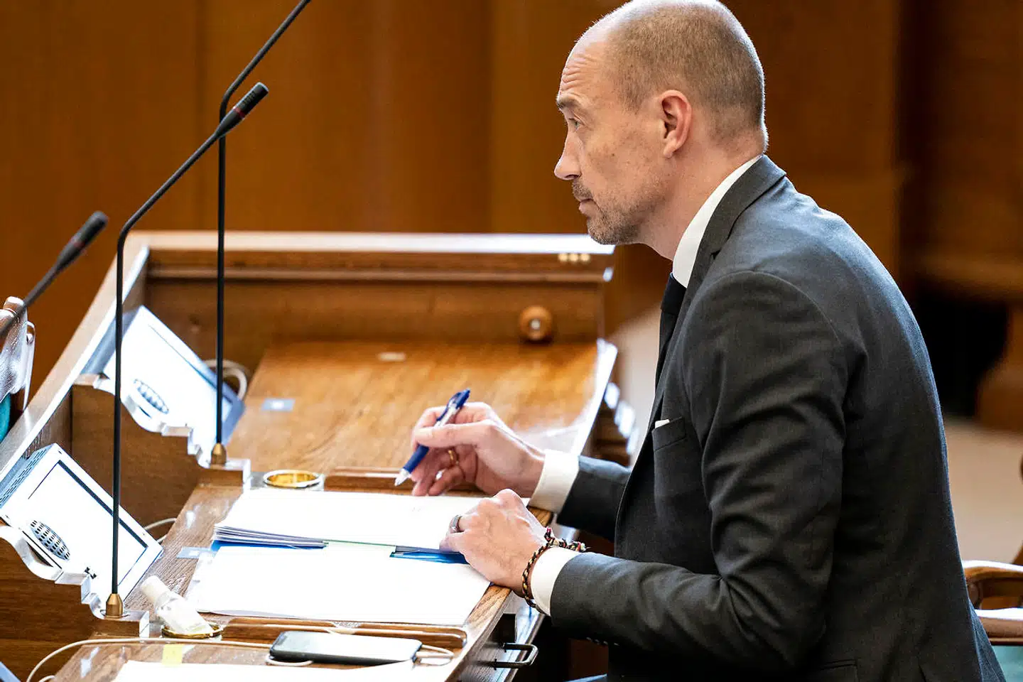 Sundheds- og ældreminister Magnus Heunicke (S) fik 12. marts sidste år hastebehandlet en midlertidig epidemilov i Folketinget på under et døgn. Nu skal en ny og permanent lov vedtages, og selv om meget er forbedret siden første udkast, har mange organisationer stadig en række bekymringer.