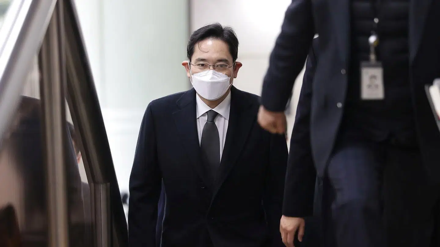 Samsung-arving Jay Y. Lee ankommer her mandag morgen til retten i Seoul, hvor han blev idømt endnu halvandet års fængsel, som straks skal afsones.