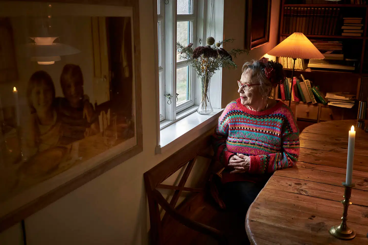 Coronakrisen har gjort os inhumane og autoritetstro, når man sætter politiet ind for at bevogte en 97-årig dement kvinde, der er smittet, så hun ikke bevæger sig ud fra sin isolation, mener Gretelise Holm.
