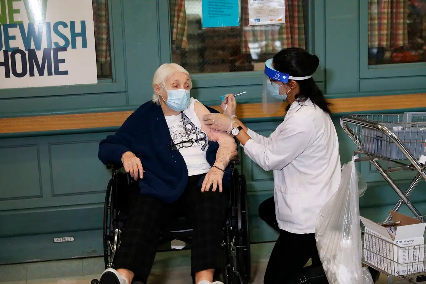 Plejehjemsbeboere er, som her i New York i USA, blandt de første til at blive vaccineret mod covid-19. Inden alle i denne og andre risikogrupper har fået de nødvendige indsprøjtninger, kan der dog gå mange måneder, og det er her, at den nye antistofmedicin kan komme ind i billedet.