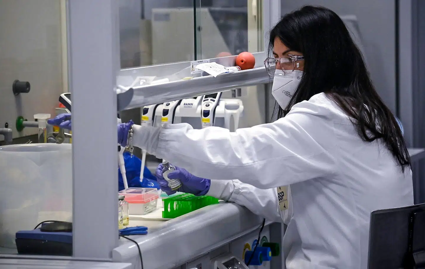 Der forskes overalt i verden intenst i antistofkombinationer som behandling mod covid-19, her på et laboratorium i Italien.