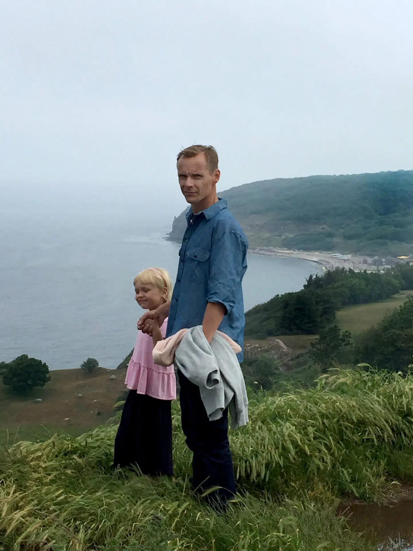 Rune Jensen, hans kæreste og deres datter Emma må se langt efter juleaften i barndomshjemmet i Saltuna på Bornholm. Privatfoto