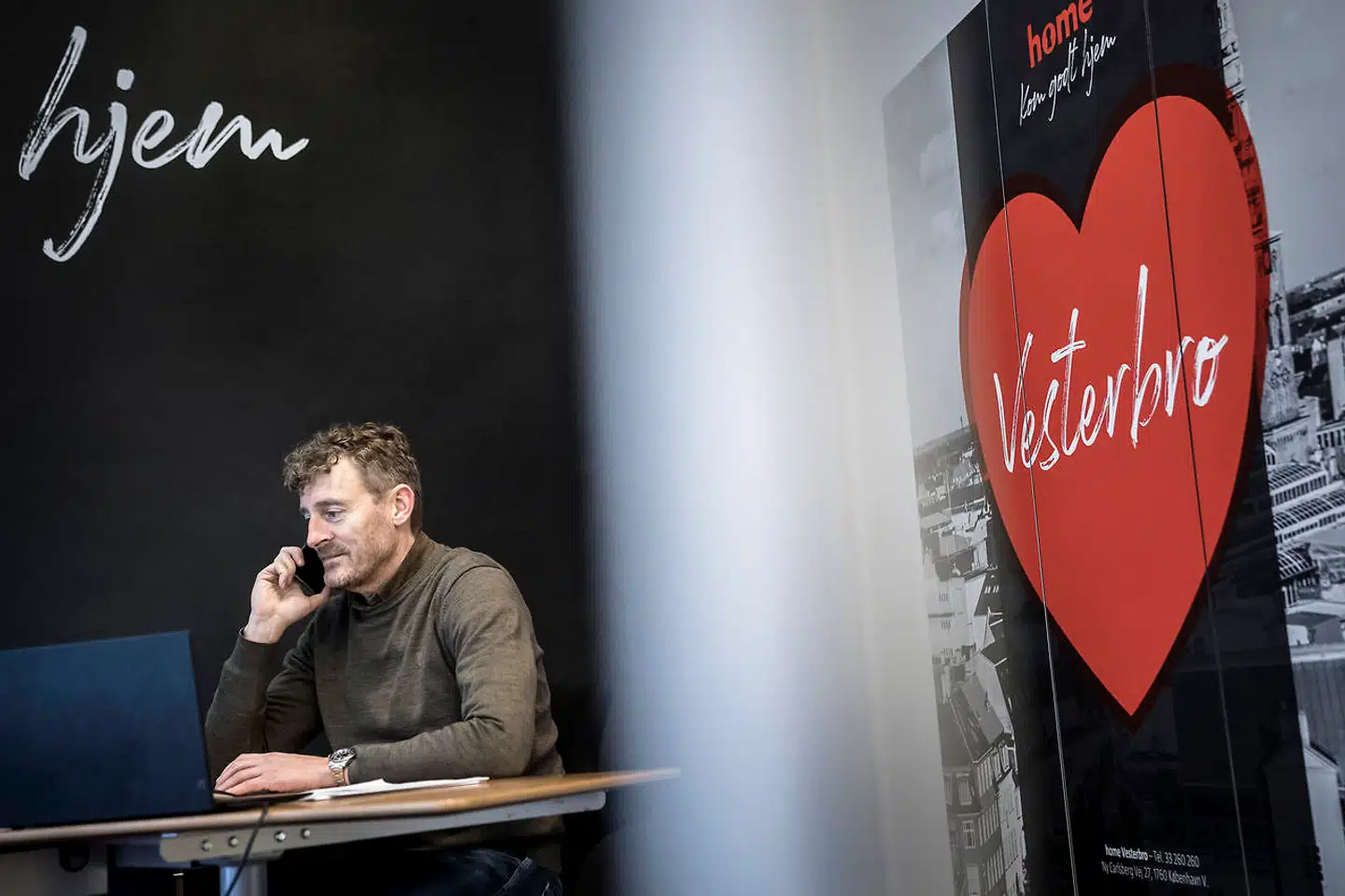 Ejendomsmægler Michael Hammerbak har haft et travlt efterår. Han er indehaver af Home på Vesterbro og Christianshavn og fortæller, at der er så meget rift om lejlighederne i de to områder, at omkring halvdelen bliver solgt til overpris.