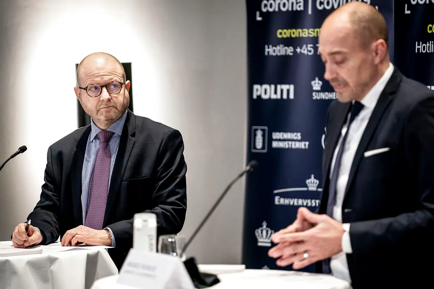 Thomas Senderovitz (tv.), direktør i Lægemiddelstyrelsen, og sundhedsminister Magnus Heunicke (S) ved pressemødet torsdag, hvor de præsenterede en plan for vaccinationsindsatsen mod covid-19.