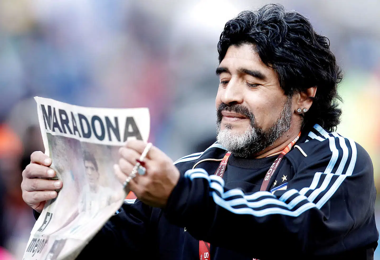 Diego Armando Maradona, fotograferet ved fodbold-VM i Sydafrika 2010, da han var sit hjemlands træner. Argentina vandt sin indledende pulje og besejrede Mexico 3-1 i ottendedelsfinalen. I kvartfinalen tabte Maradona og hans tropper 0-4 til Tyskland.
