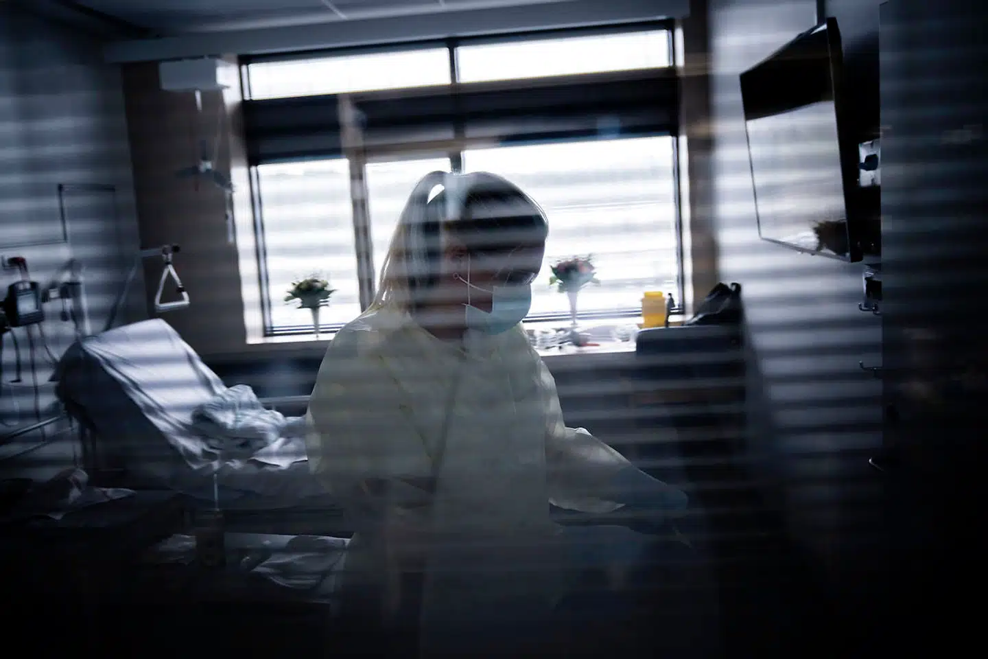 Bør man nøjes med at beskytte de ældre og lade smitten slå sig lås blandt de øvrige personer i samfundet. Arkivfoto af Covid-19-afsnit på Slagelse Sygehus.