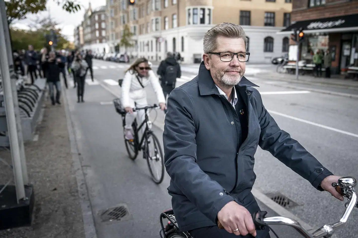 »Til det kan man få lyst til at spørge, om han ved, hvad han gerne vil tilgives for? For at have berørt, befamlet og overskredet grænser – eller for, at det først er, når han selv står på klippens yderste spids, at han endelig får øje på, at disse handlinger er udledninger af præcis det, han med sine spritnye indsigter selv omtalte som en »machokultur«?« skriver Marie Valentin Beck.