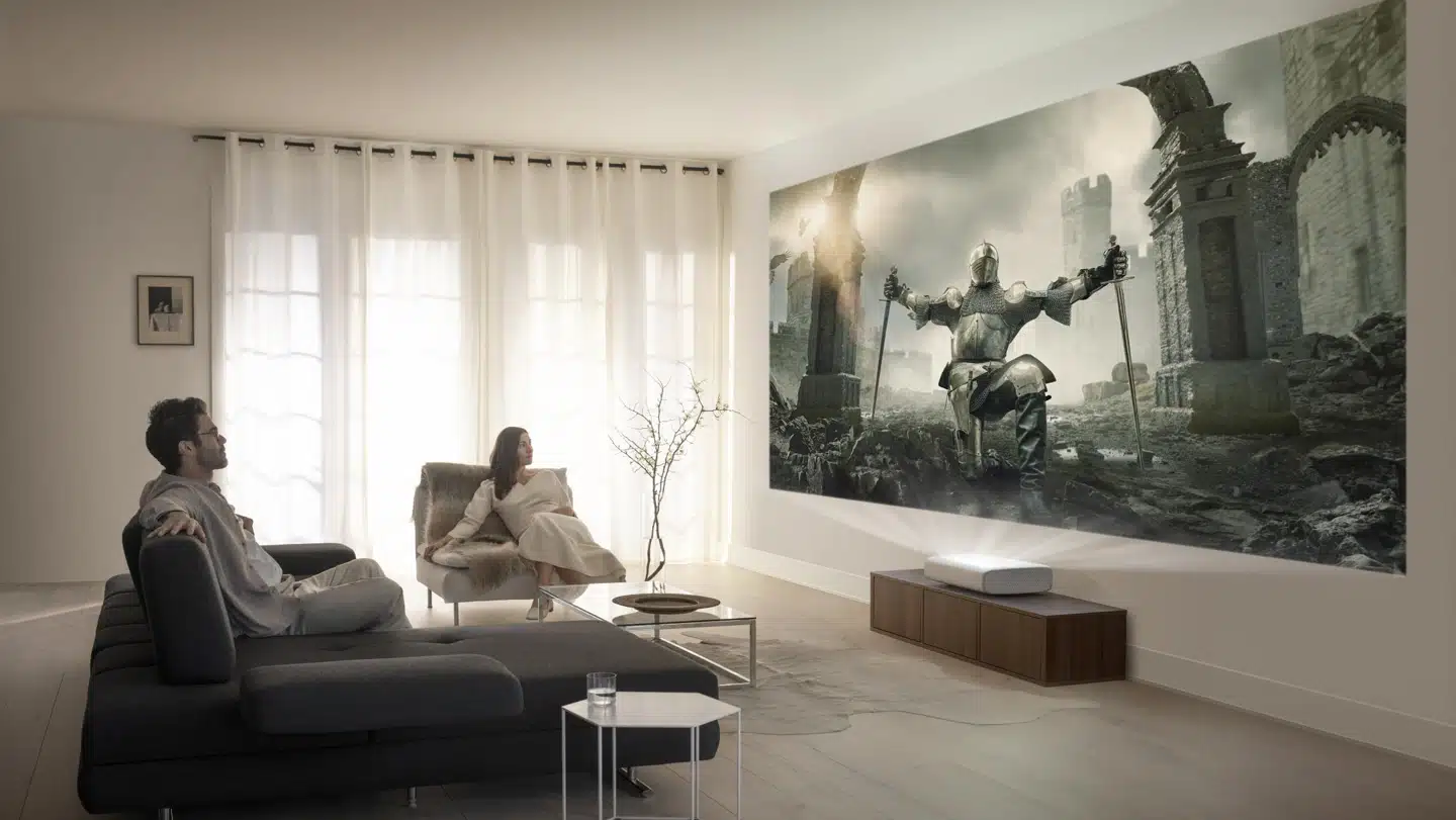 Nej, der er ikke tale om en umættelig interesse for middelalderkunst, men derimod om en præsentation af Samsungs nye projektor, The Premiere, som kan sende skærmbilleder op på væggen i en størrelse på helt op til 130 tommer og med detaljerne i behold.