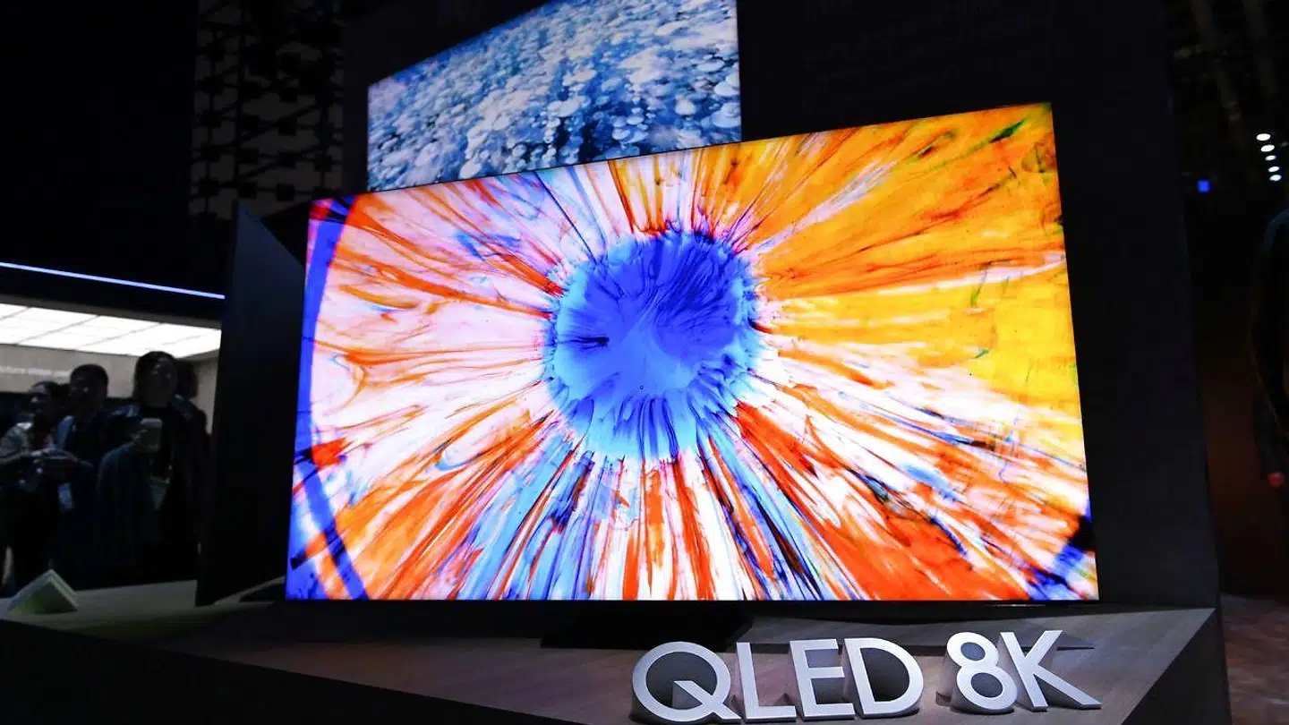 Samsung har i nogle år anvendt QLED-skærmteknologien til sine dyreste fladskærms-TVer, her et i en opløsning på 8K, men vil nu kombinere den med teknologien, som kendes fra de glasklare OLED-skærme, som mange har på deres smartphone.