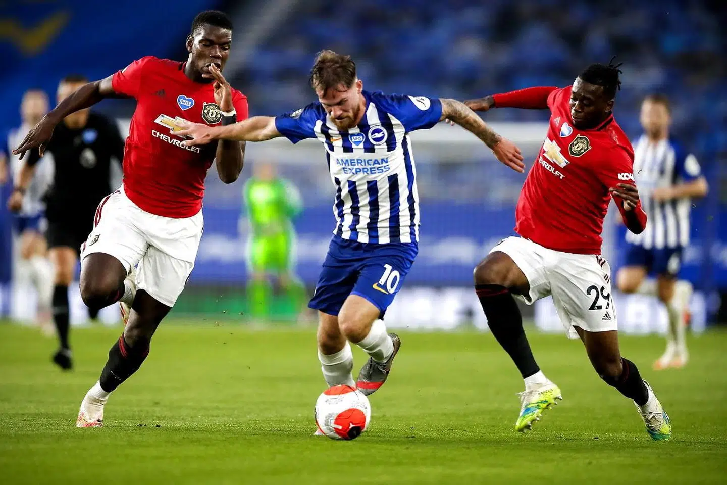 En scene fra tirsdag aftens kamp mellem Brighton & Hove Albion mod Manchester United. En ny analyse viser, at fodboldspillere med henholdsvis mørkere og lysere hud overvejende omtales forskelligt af kommentatorerne.