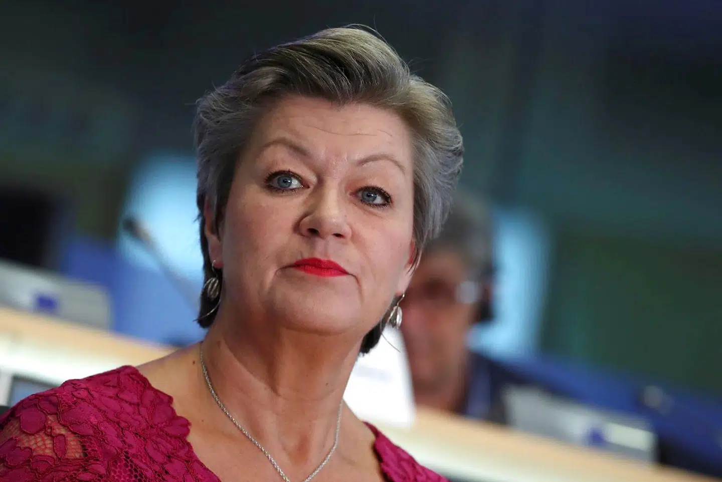 Den svenske EU-kommissær for indre anliggender, Ylva Johansson, siger, at det ikke er i orden, at visse lande skelner mellem, hvilke nationaliteter de lader passere grænserne.