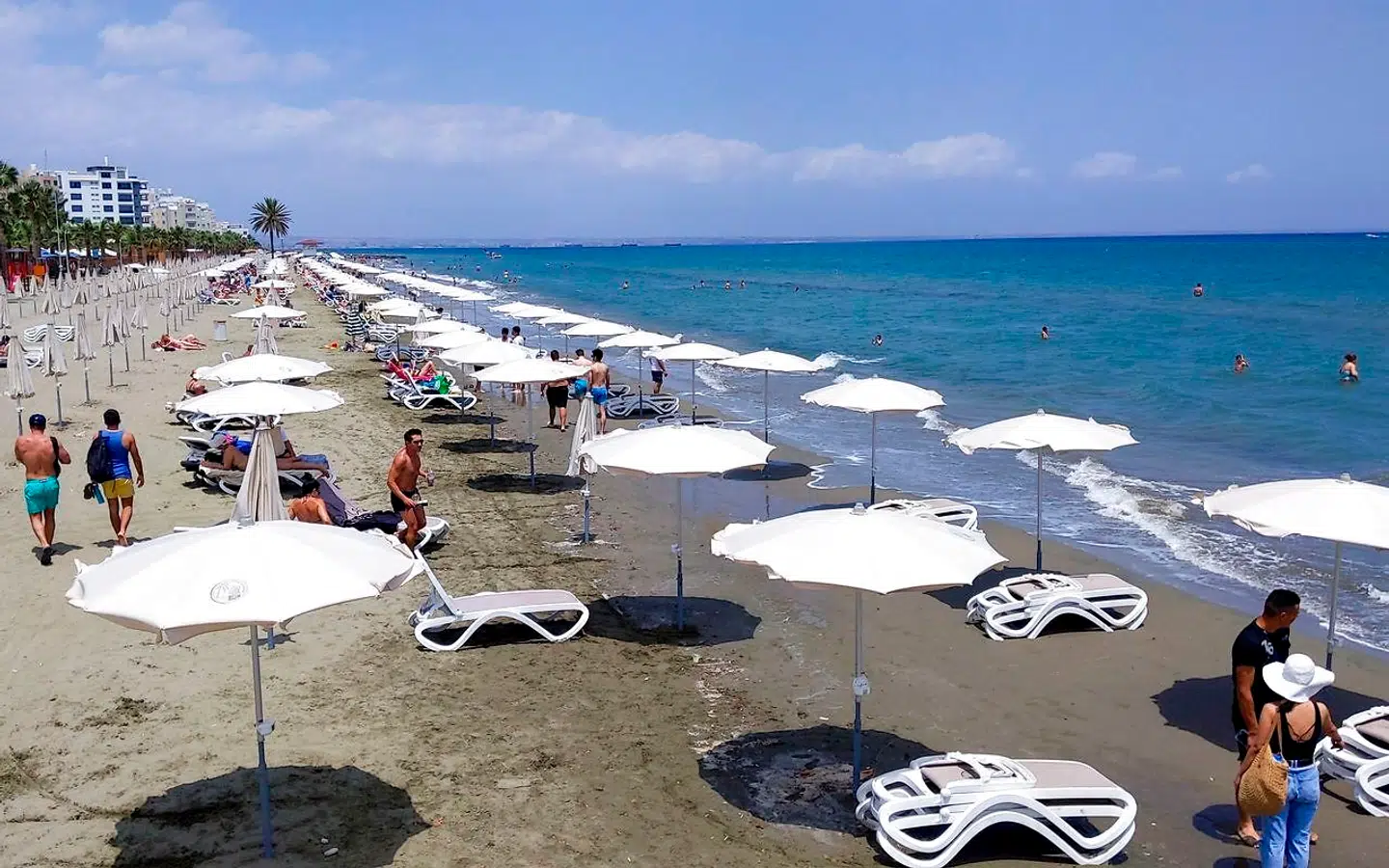 Efter to måneders coronanedlukning kan Cyperns indbyggere igen vende tilbage til Mackenzie Beach i kystbyen Larnaca – dog med mindst to meters afstand mellem liggestolene. Til juni genåbner hotellerne, og turister fra 19 lande må igen besøge landet.