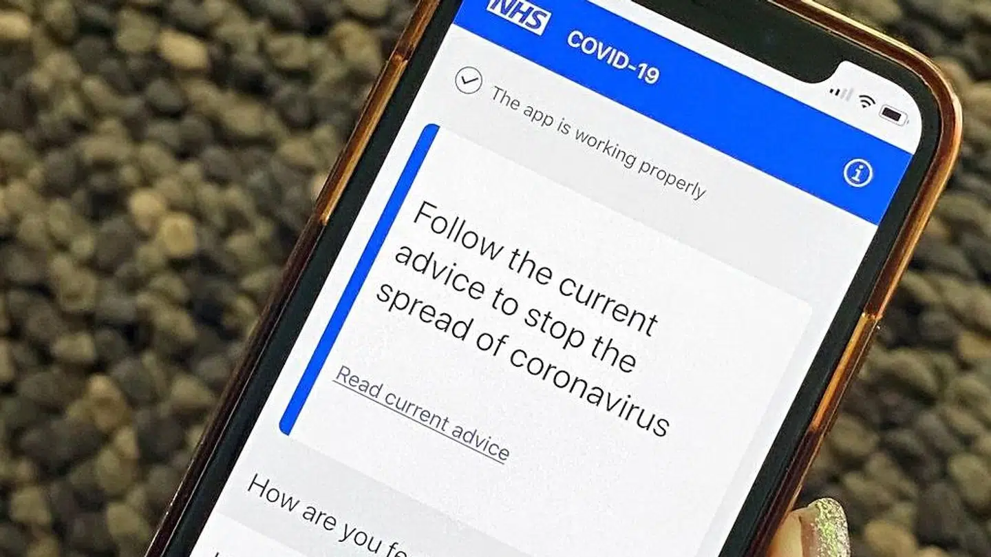 I Storbritannien vil en national coronasporingsapp blive lanceret i denne uge på øen Isle of Wight. Der er dog betydelig bekymring over indsamling af data, og nu forbyder Apple og Google brug af GPS-data i det sporingssystem, som de to selskaber udvikler i fællesskab.