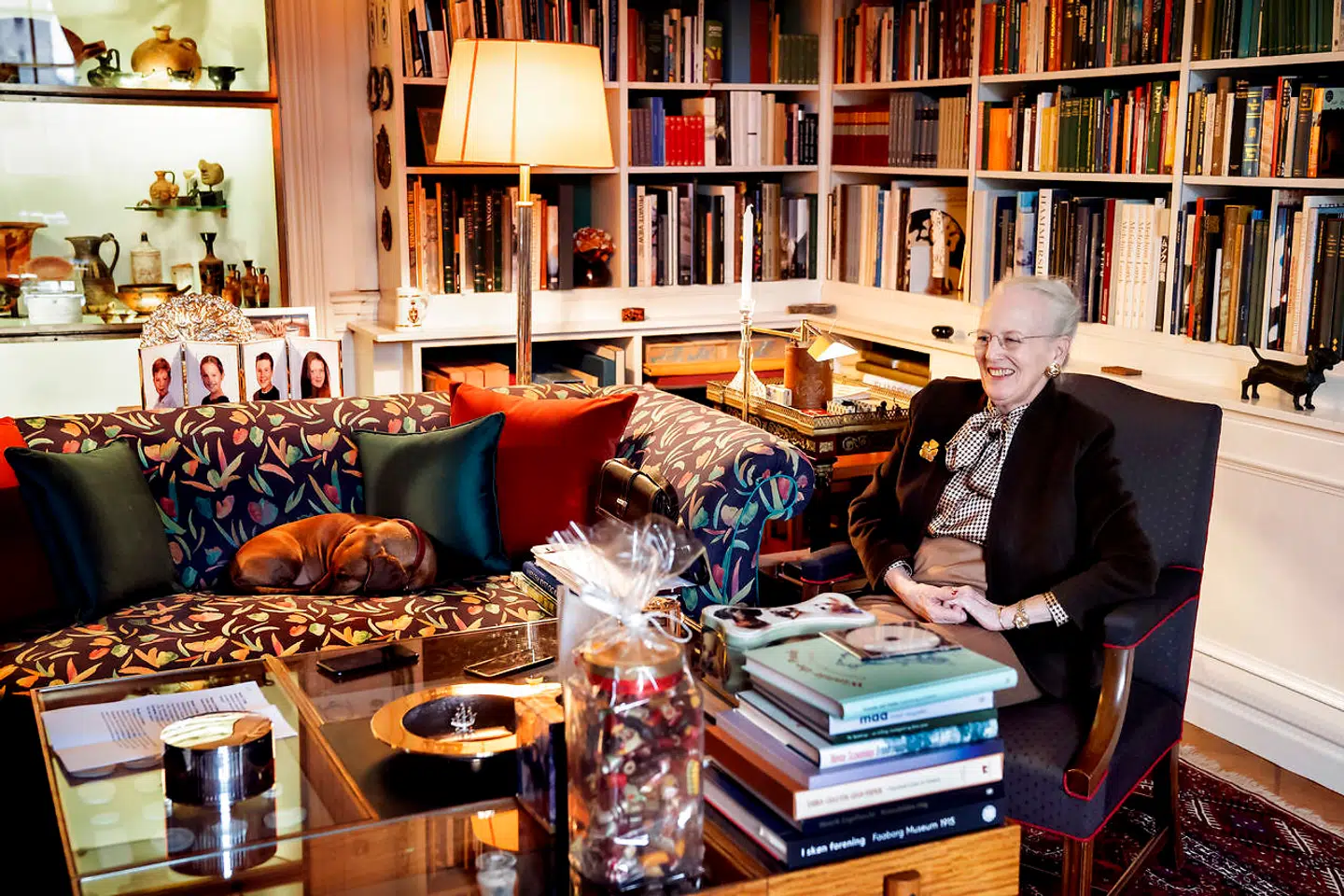 »Dronningen modtager hvert år på sin fødselsdag blomster fra nær og fjern. I år opfordrer Dronningen til, at man i stedet sender en buket til en af de mange ældre medborgere, der har det særligt svært i denne tid,« lød det tidligere på måneden fra Kongehuset.