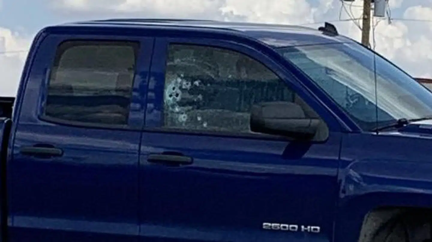 Her ses en af de biler, der er blevet ramt af skud.