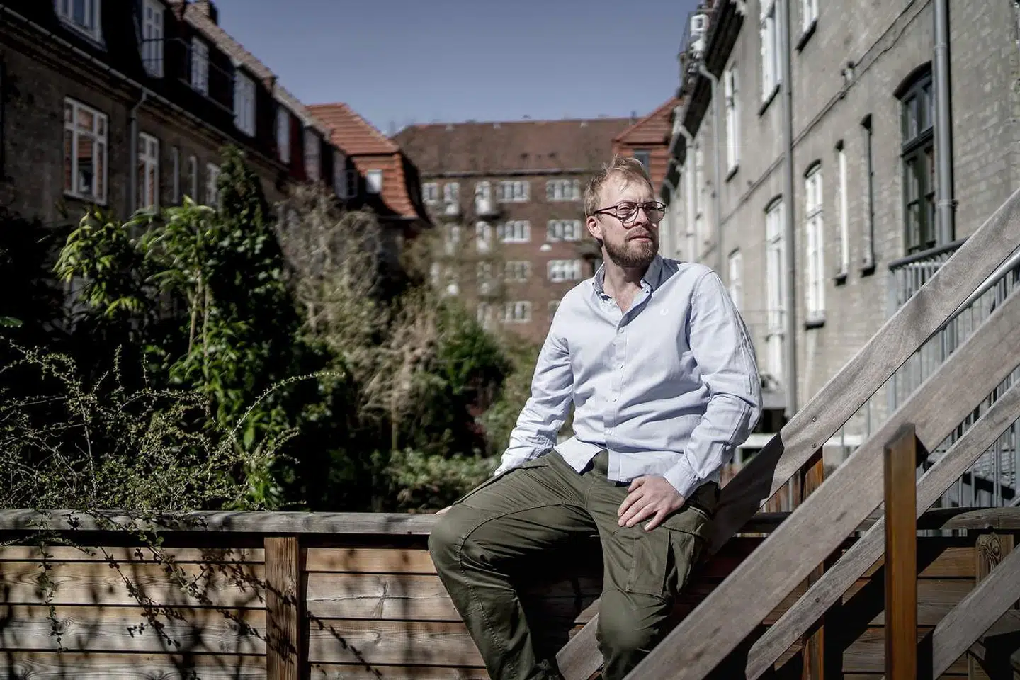 Indtil marts havde 41-årige Peter Hejselbæk travlt som partnership manager i en af landets største hotel- og konferencevirksomheder. Men godt en måned senere er der blevet »stille« på kontoret, og han blevet opsagt pr. 31. juli.